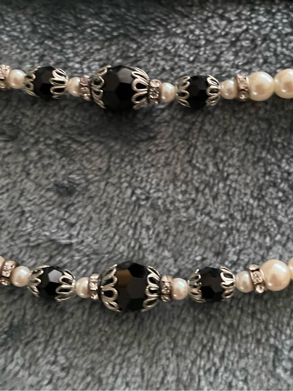 Stunning 3 strand jet glass beads and faux pearl necklace - Picture 8 of 9